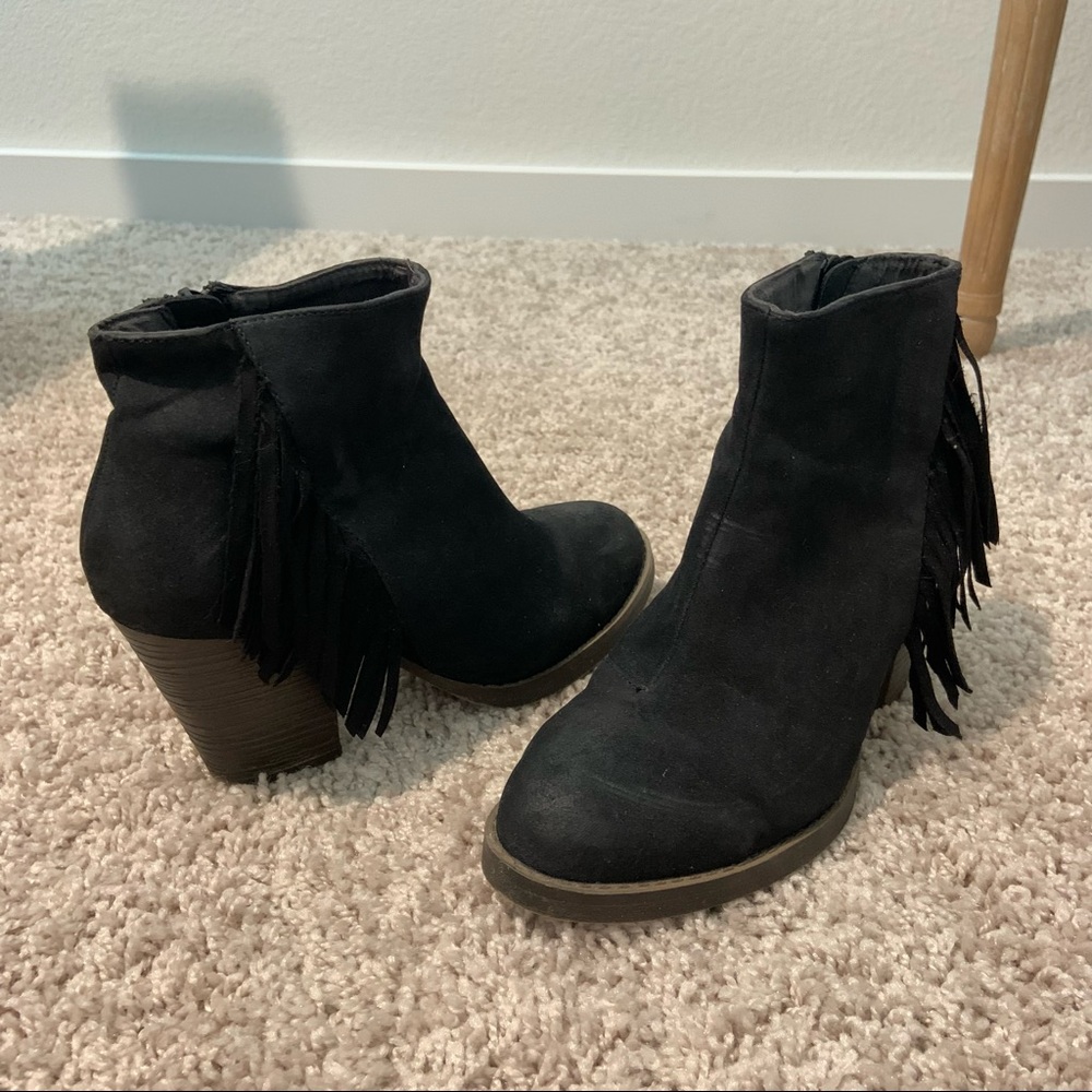 Women’s black booties with fringe 6.5